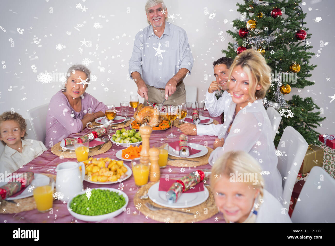 Zusammengesetztes Bild von happy Family im Weihnachtsessen Stockfoto