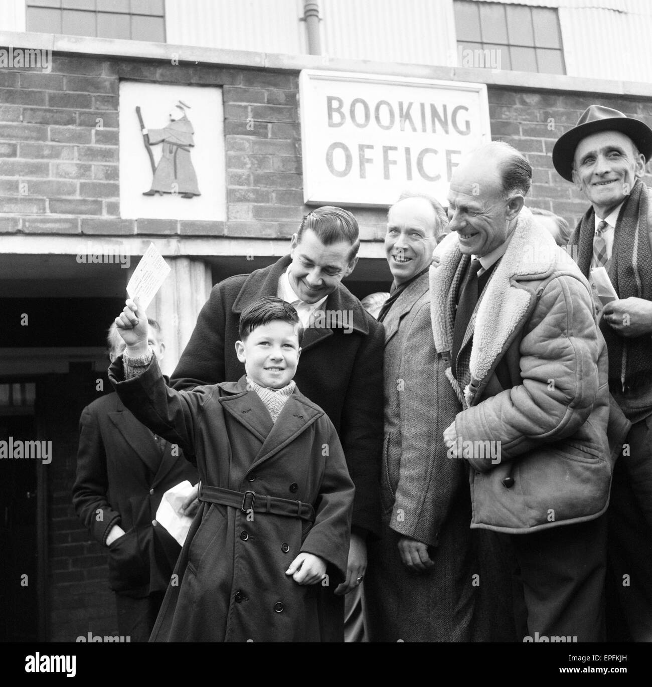 Masse Schlange an Southampton Football Club Boden für Tickets für Southampton V Manchester United FA Cup Semi Final, 16. April 1963. Stockfoto