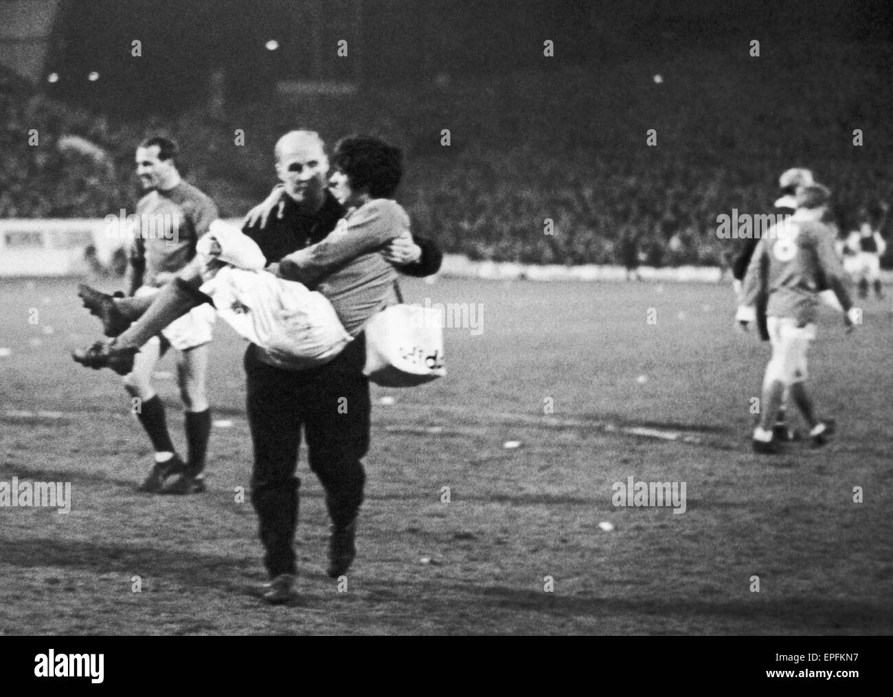 Manchester United Fußballer George Best ist neben dem Spielfeld durch Trainer Jack Crompton geholfen, immer verletzt, während das Ligaspiel gegen Sheffield Mittwoch in Hillsborough. 10. April 1967. Stockfoto