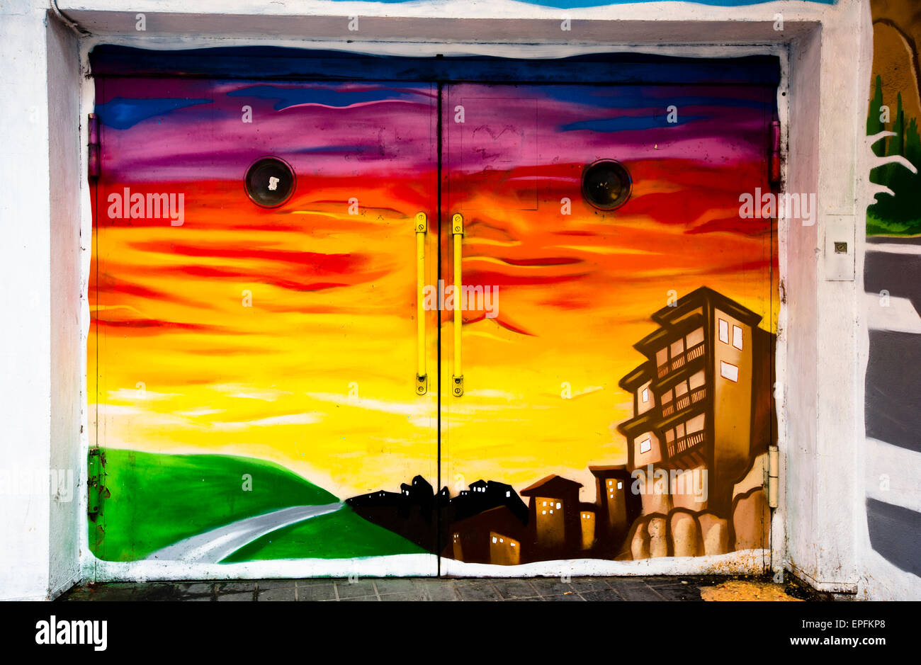 Wandbild auf Garagentore Darstellung der hängenden Häuser gemalt. Stockfoto