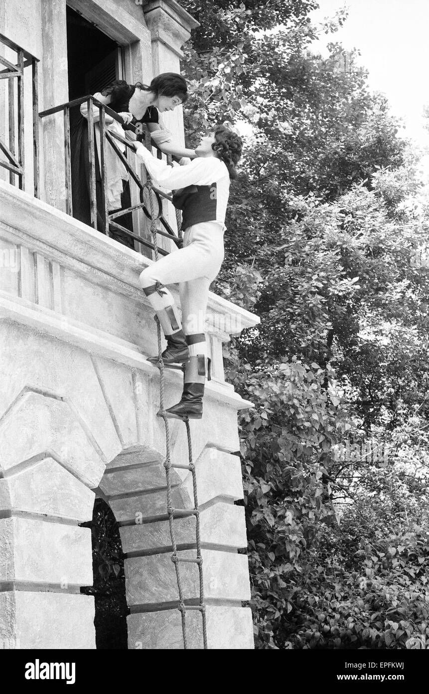 Produktion der berühmten Shakespeare Tragödie Romeo und Julia statt am Regent Park Open Air Theatre starring Marilyn Taylersen und Hugh Ross.  1. Juni 1971. Stockfoto