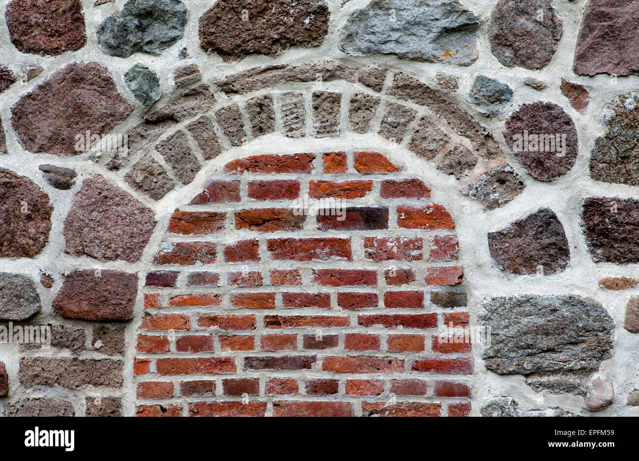 Steinwand aus Findlingen und Ziegeln, Niedersachsen, Deutschland, Europa Stockfoto