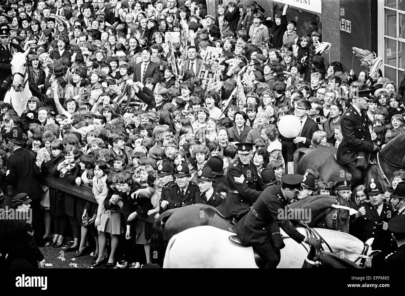 Northern Premier von "A Hard Day Night". Fans Reihen sich entlang der Straßen in der Hoffnung auf die Beatles zu sehen, wie sie für die Premiere in Liverpool ankommen. 10. Juli 1964. Stockfoto