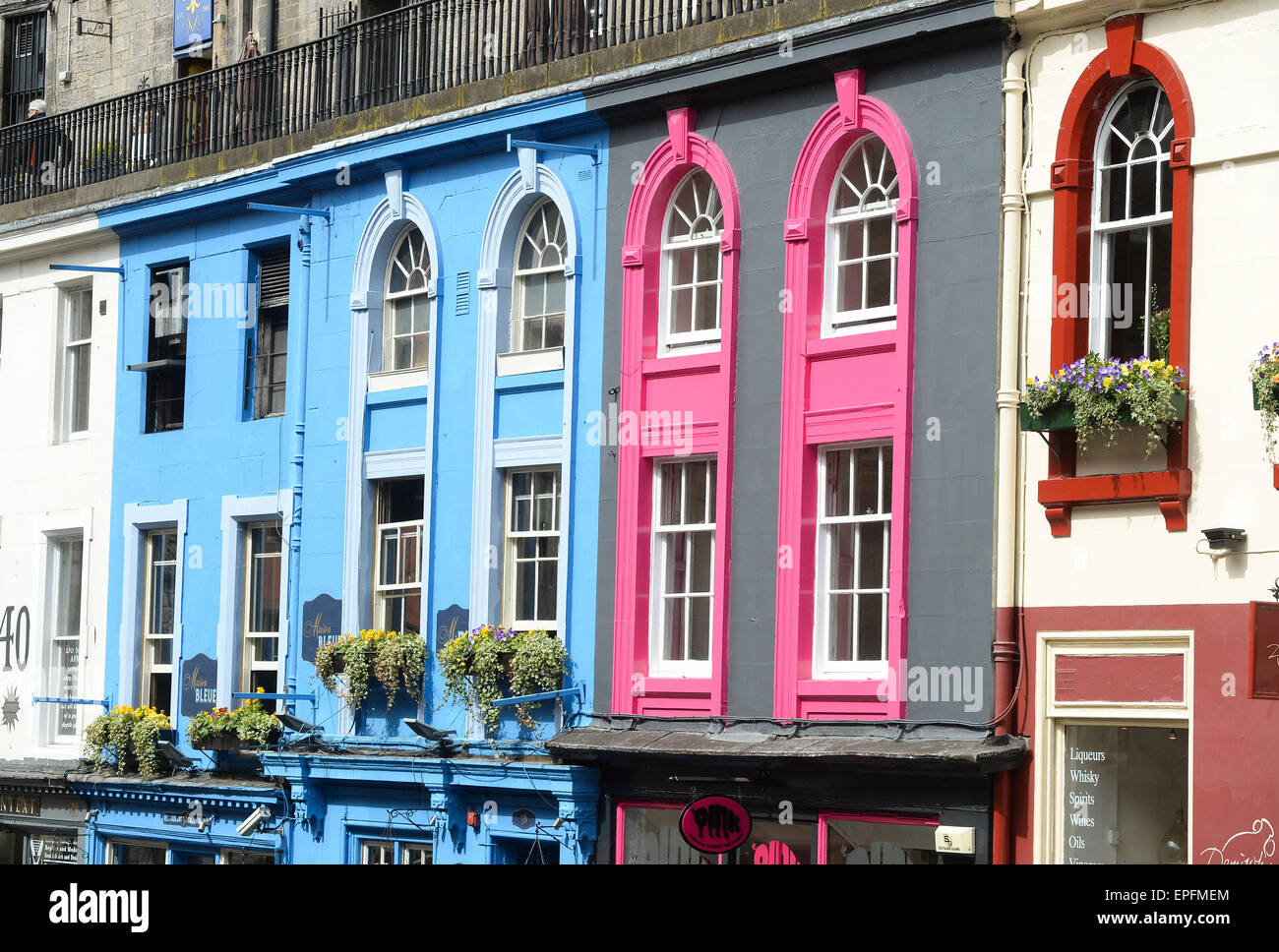 Victoria Street mit seiner historischen Architektur, elegante Kurve und bunten Shop Fronten Edinburgh Stockfoto