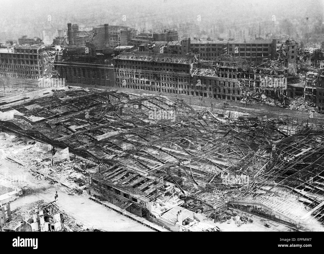 RAF Bomber in Hannover beschädigen die Verwüstungen durch RAF Bombardierung, eine große Fabrik und Schiene-Hof im Zentrum von Hannover Hauptbahnhof. 11. April 1945 Stockfoto RAF Bomber in Hannover beschädigen die Verwüstungen durch RAF Bombardierung, eine große Fabrik und Schiene-Hof im Zentrum von Hannover Hauptbahnhof. 11. April 1945 Stockfoto