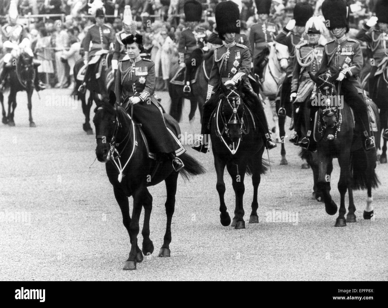 Die Königin nimmt Teil an Trooping die Farbe Zeremonie mit 1. Bataillon Irish Guards, Horse Guards Parade London, Samstag, 14. Juni 1980. Stockfoto