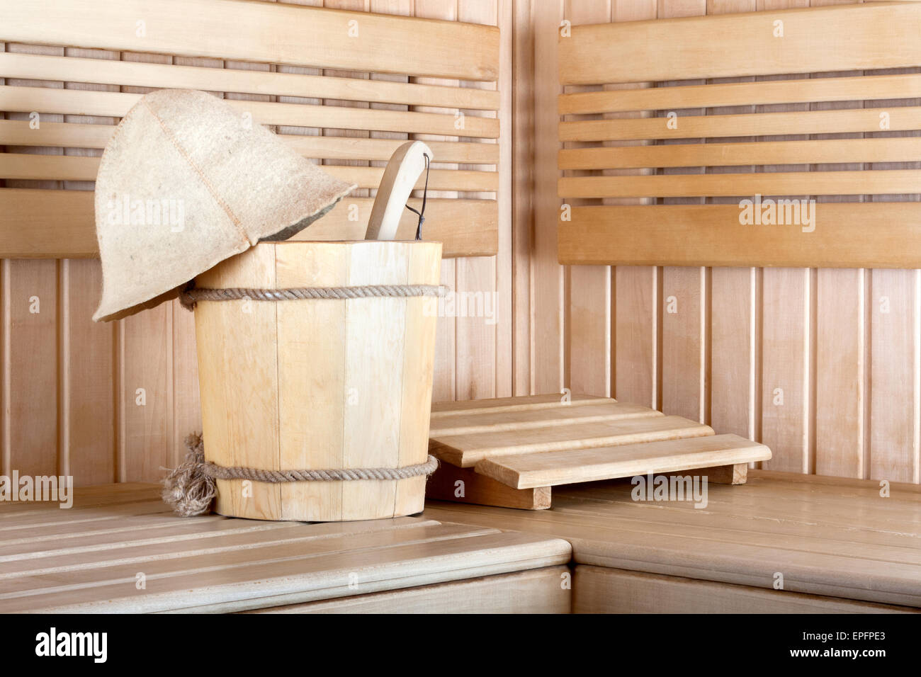 Traditionelle hölzerne Sauna für Entspannung mit Eimer Wasser Stockfoto