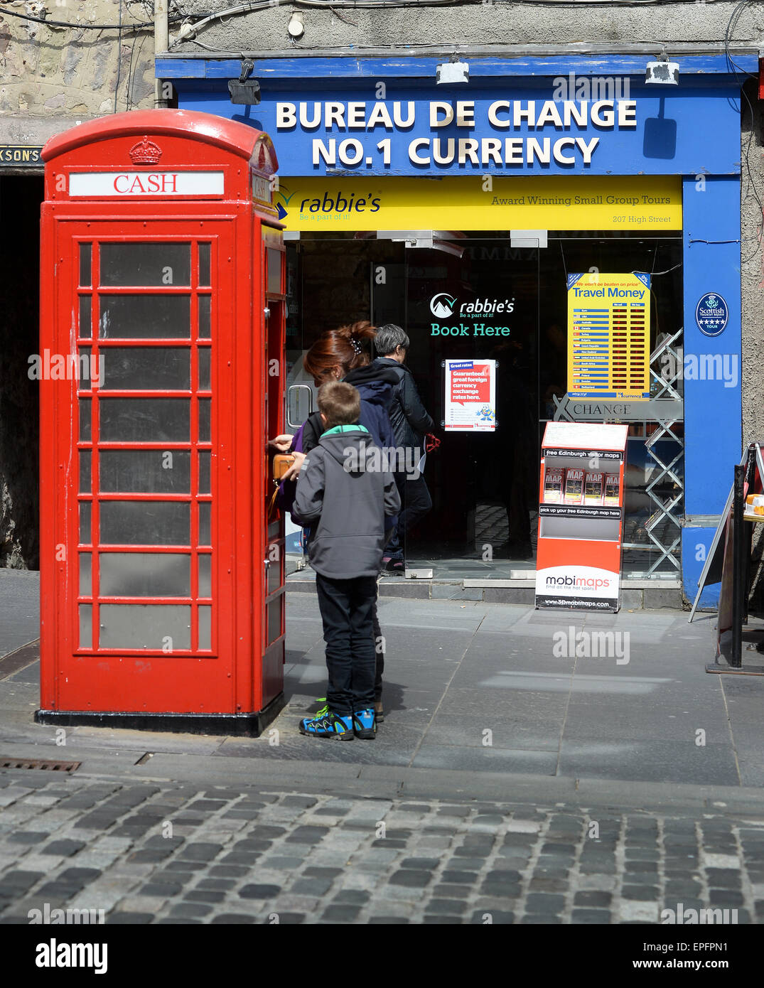 Eine alte traditionelle rote Telefonzelle umgerüstet werden einen ATM-Punkt auf Edinburghs Royal Mile Stockfoto