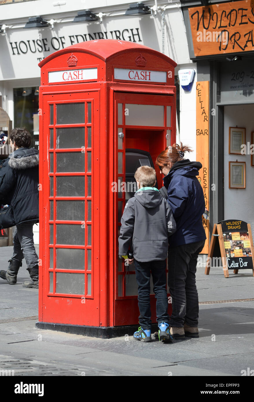Eine alte traditionelle rote Telefonzelle umgerüstet werden einen ATM-Punkt auf Edinburghs Royal Mile Stockfoto