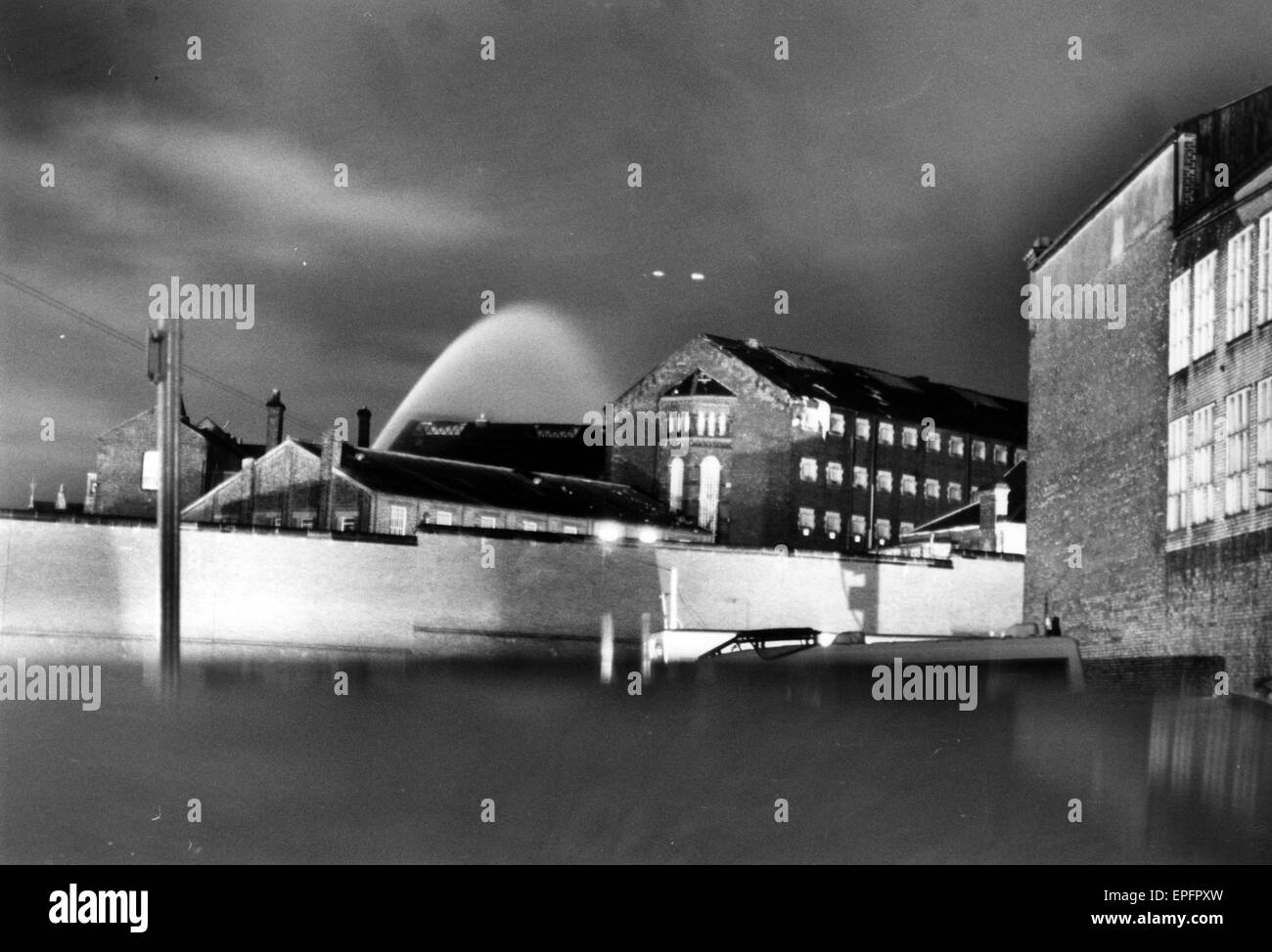 Strangeways Gefängnisaufstand 10. April 1990. Feuer-Crews Spray Dach.  Eine 25-Tag Gefängnisaufstand und Dachgarten protestieren im Strangeways Gefängnis in Manchester, England. Der Aufstand begann am 1. April 1990 als Gefangenen Steuerung der Gefängnis-Kapelle und der Aufruhr Qui nahm Stockfoto