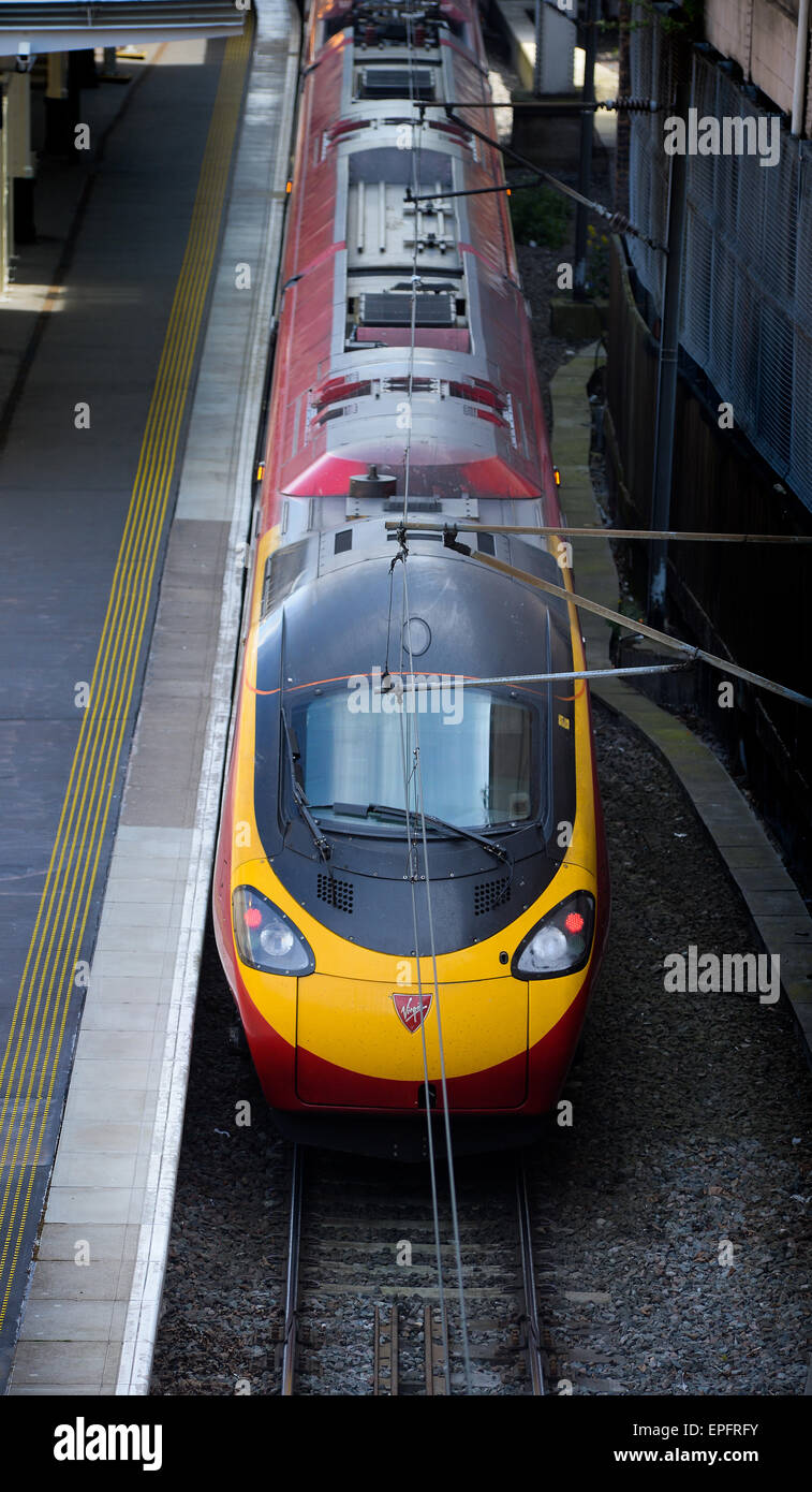 Ein Klasse 390 Pendolino-Zug von Jungfrau-Züge an Edinburghs Waverley Station betrieben. Stockfoto