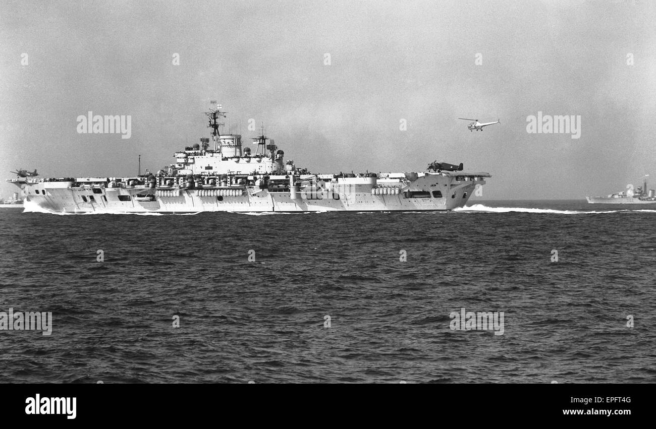 HMS Eagle gesehen hier auf Übung im Mittelmeer ihr Skyraider AEW 1 Flugzeuge starten. 2. Mai 1954 Stockfoto