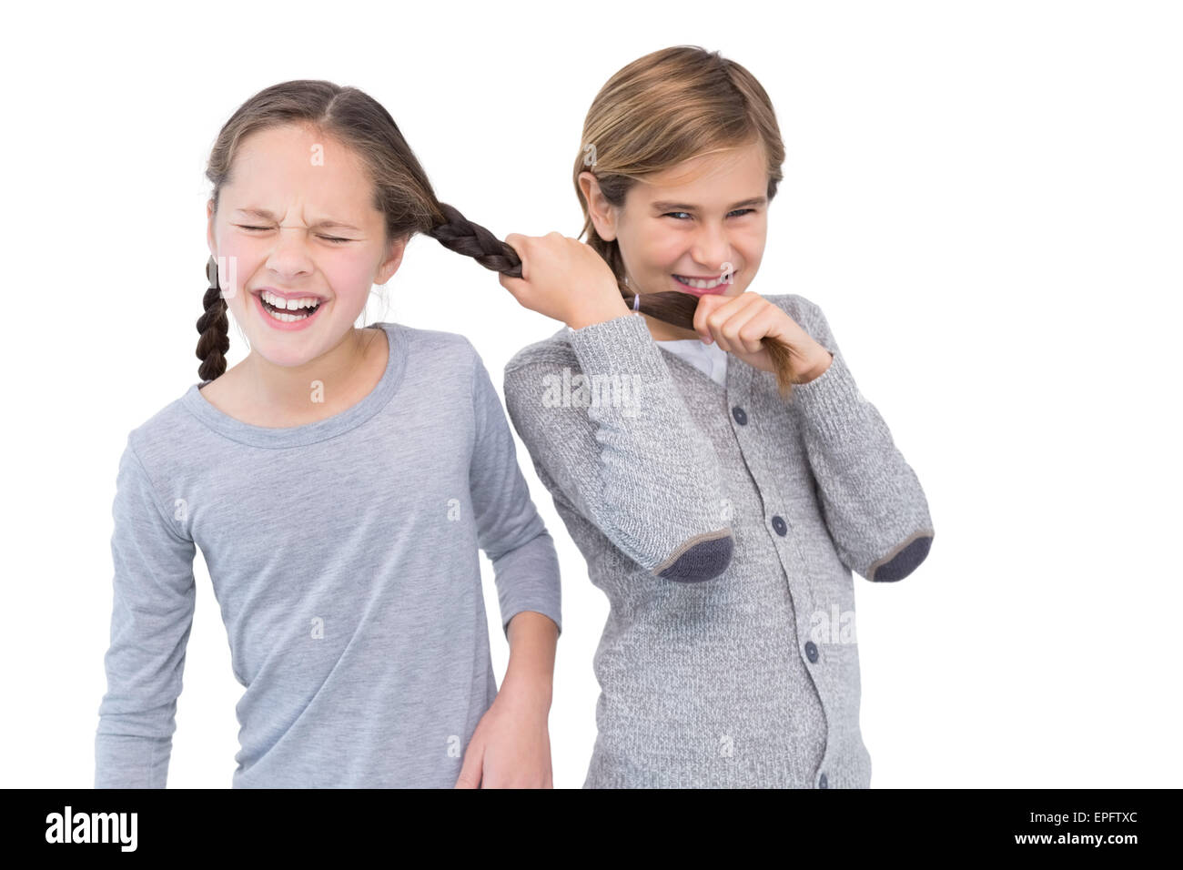 Wütende junge Schwester ziehen Haare in einem Kampf Stockfoto