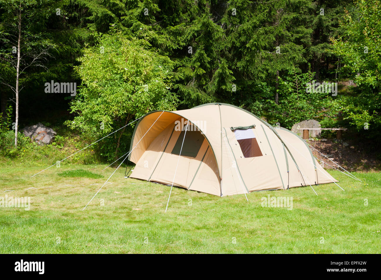 Ein Zelt auf einem Campingplatz im Wald Stockfoto