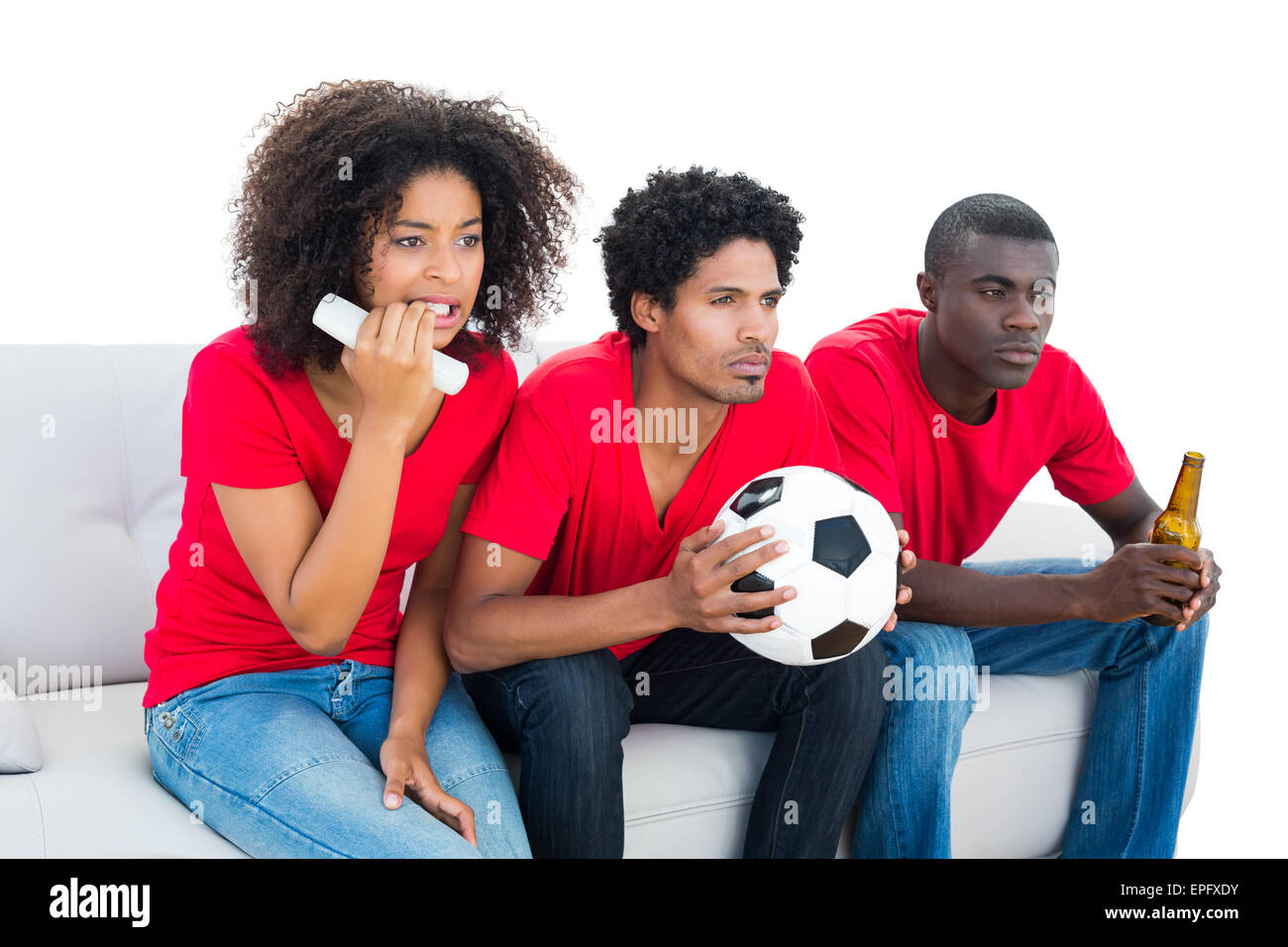 Nervös Fußballfans in roten sitzen auf couch Stockfoto