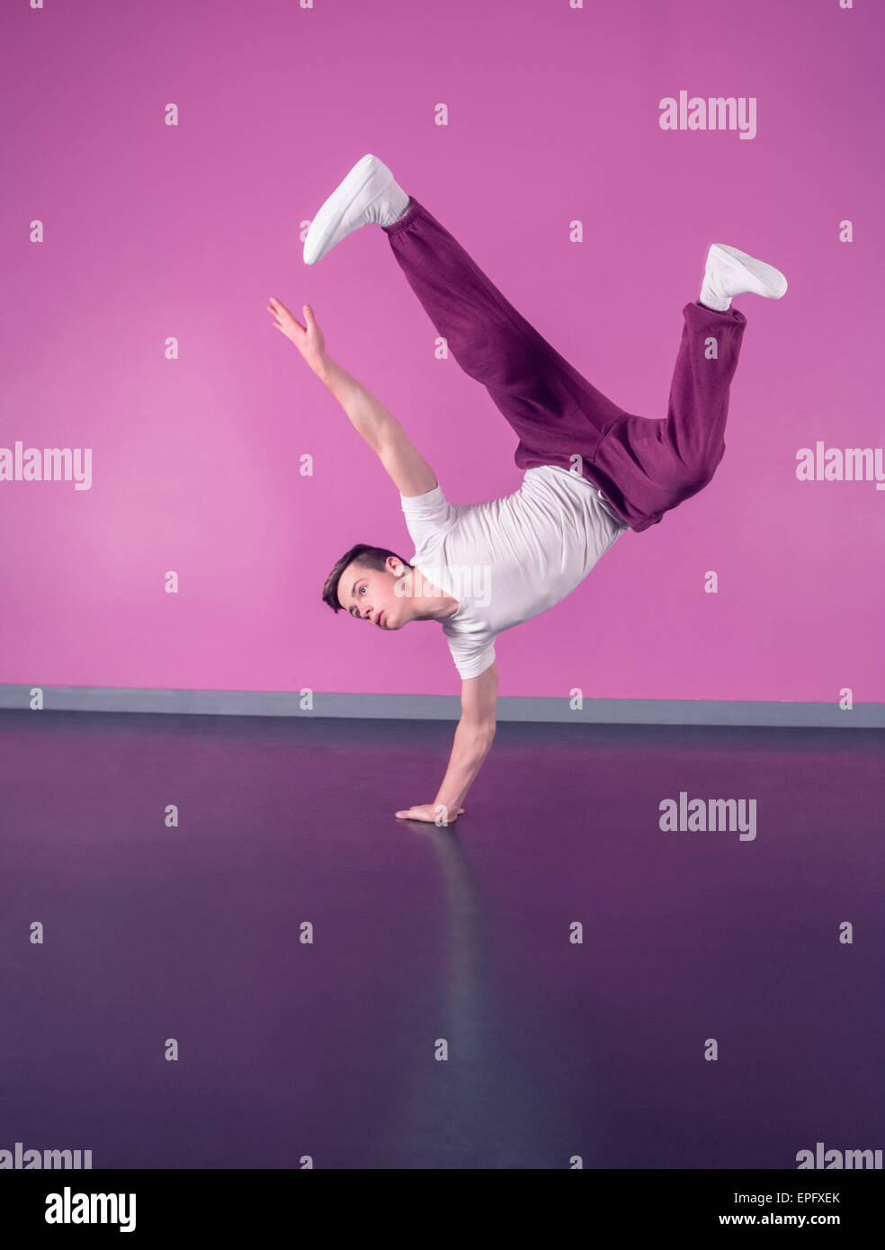Kühle Pause Tänzer machen Handstand auf einer hand Stockfoto