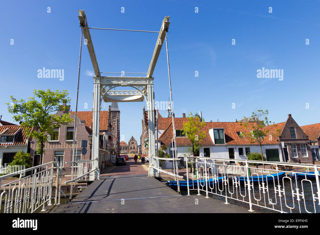 Zugbrücke führt zu das Carillon tower Om 15. Mai 2014 in Edam. Stockfoto