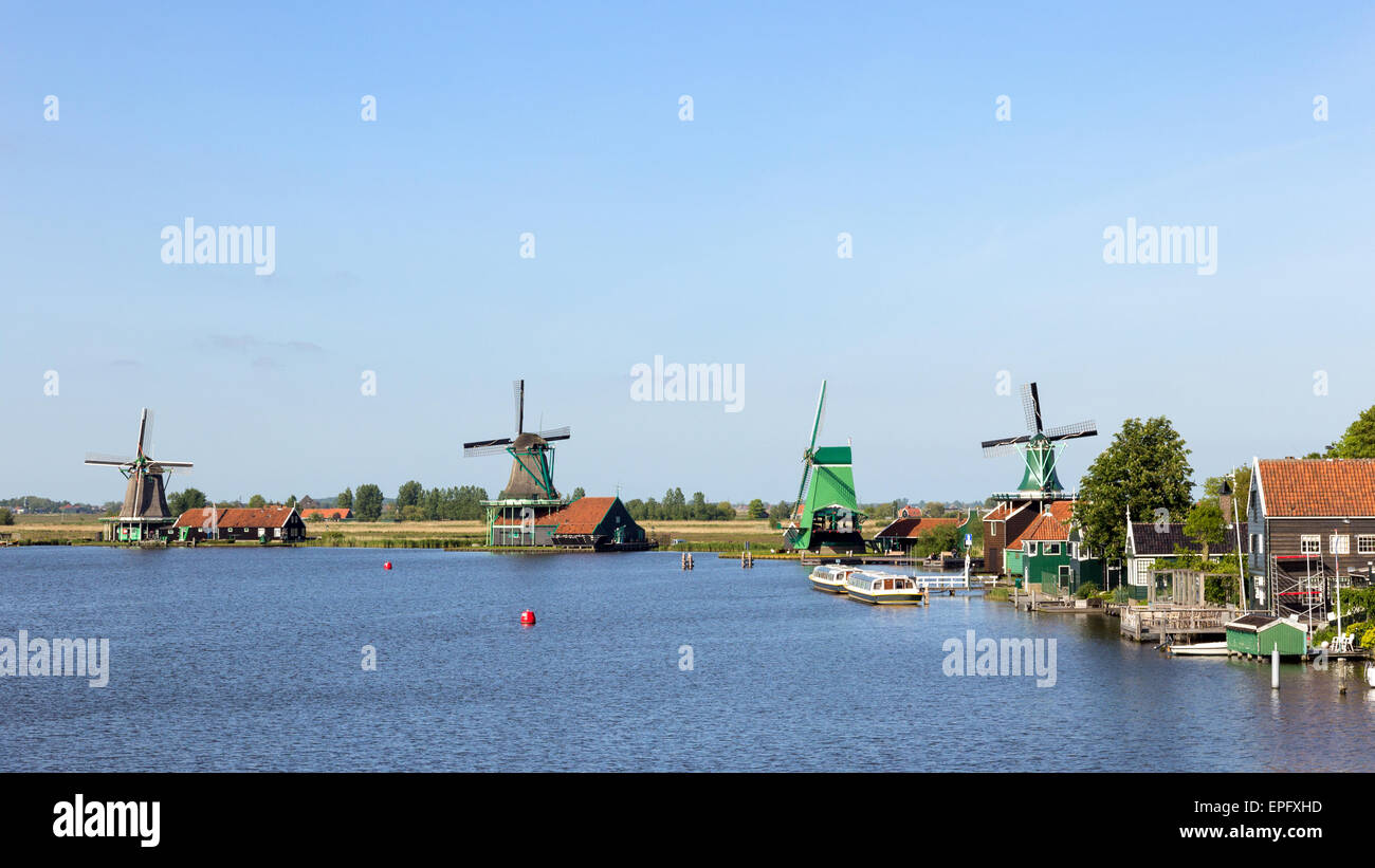 Reihe von Windmühlen von Zaanse Schans in Holland Stockfoto