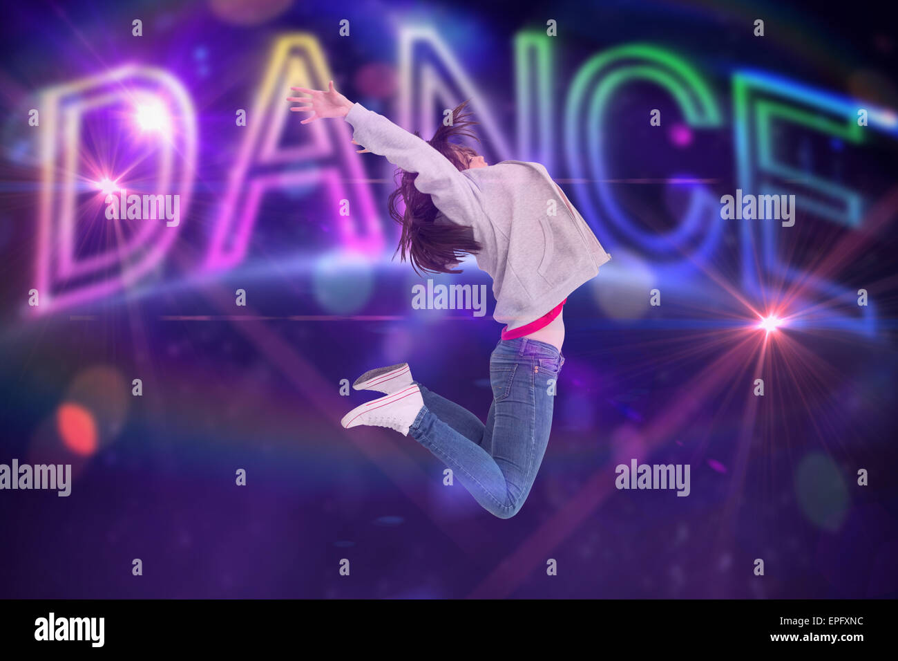 Zusammengesetztes Bild der fröhliche junge Frau springen Stockfoto