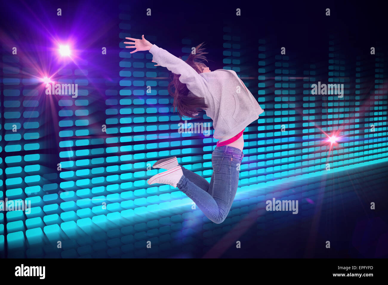 Zusammengesetztes Bild der fröhliche junge Frau springen Stockfoto