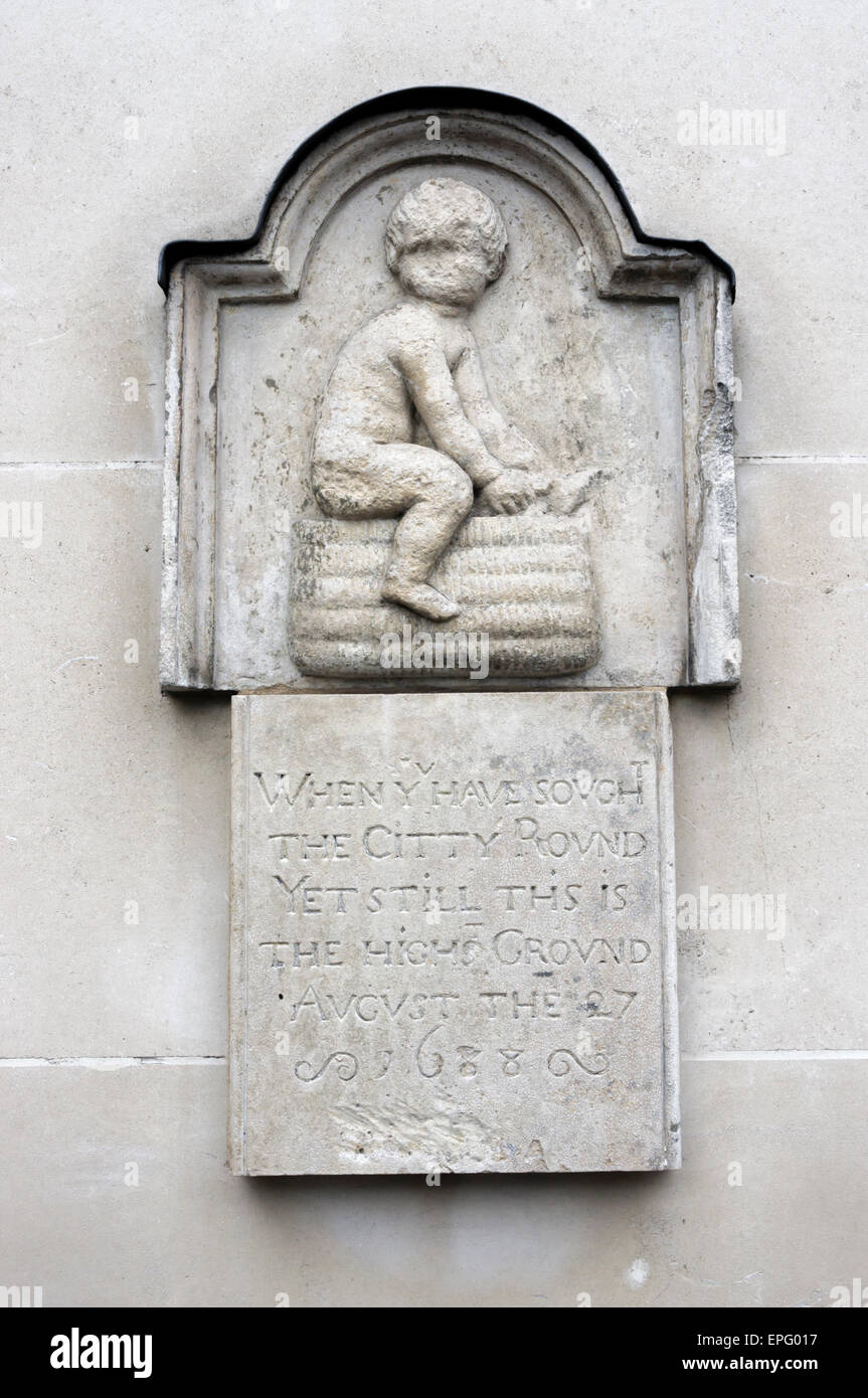 Flachrelief eines kleinen Jungen in Panyer Gasse neben der St. Pauls Kathedrale in der City of London.  SIEHE DETAILS IN DER BESCHREIBUNG. Stockfoto