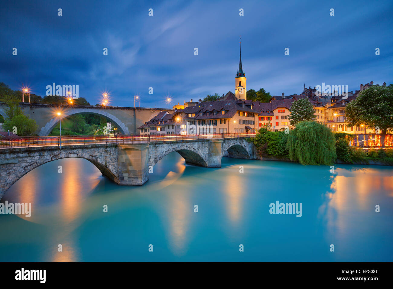 Bern. Bild von Bern, Hauptstadt der Schweiz, während der blauen Dämmerstunde. Stockfoto