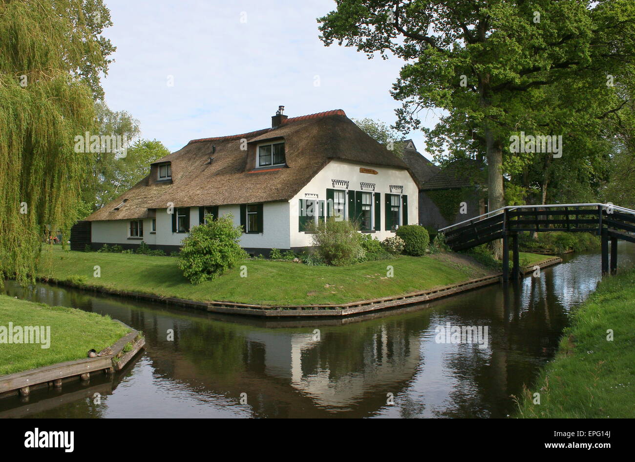 Alte reetgedeckte Häuschen in der beliebten touristischen Dorf Giethoorn, Overijssel, Niederlande Stockfoto