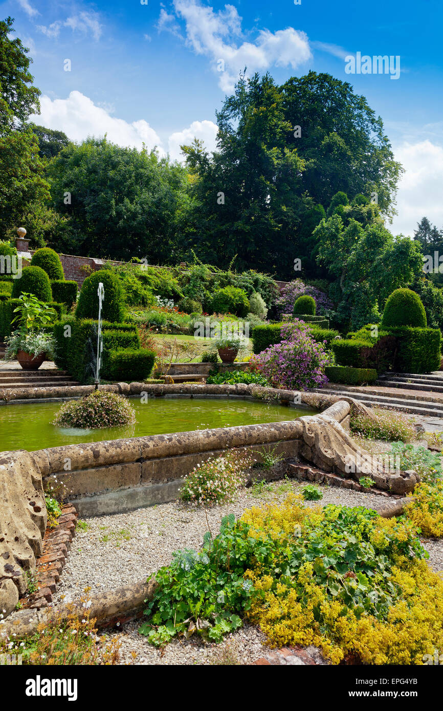 Der Pool und Brunnen im italienischen Garten im Mapperton House, nr Beaminster, Dorset, England, UK Stockfoto