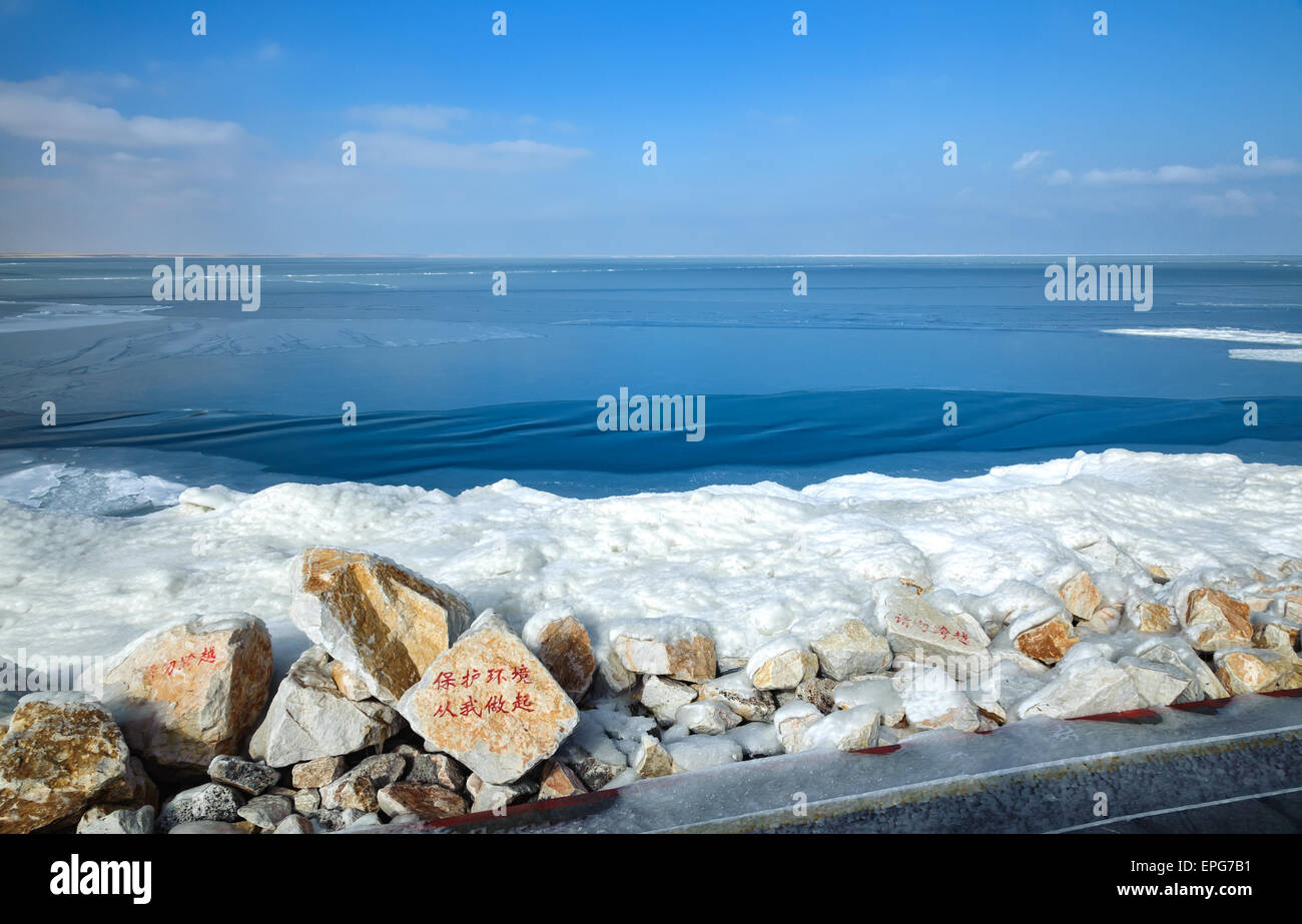 Winter-Szene der Qinghai-See. Es ist der größte See in China und eines der größten Salzwassersee in der Welt. Stockfoto