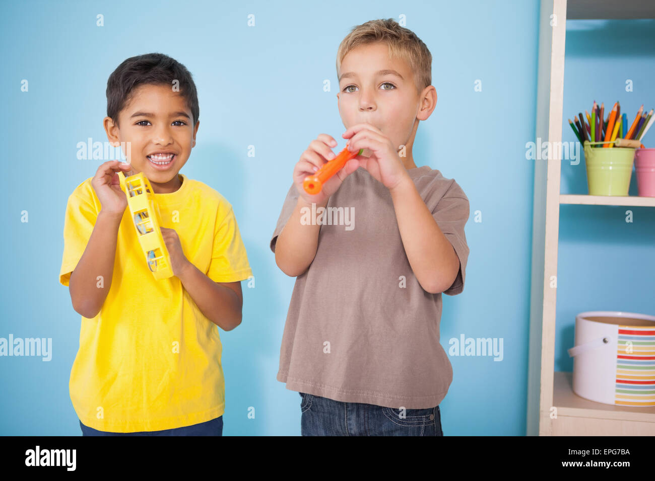 Süße kleine Jungs spielen Musikinstrumente im Klassenzimmer Stockfoto