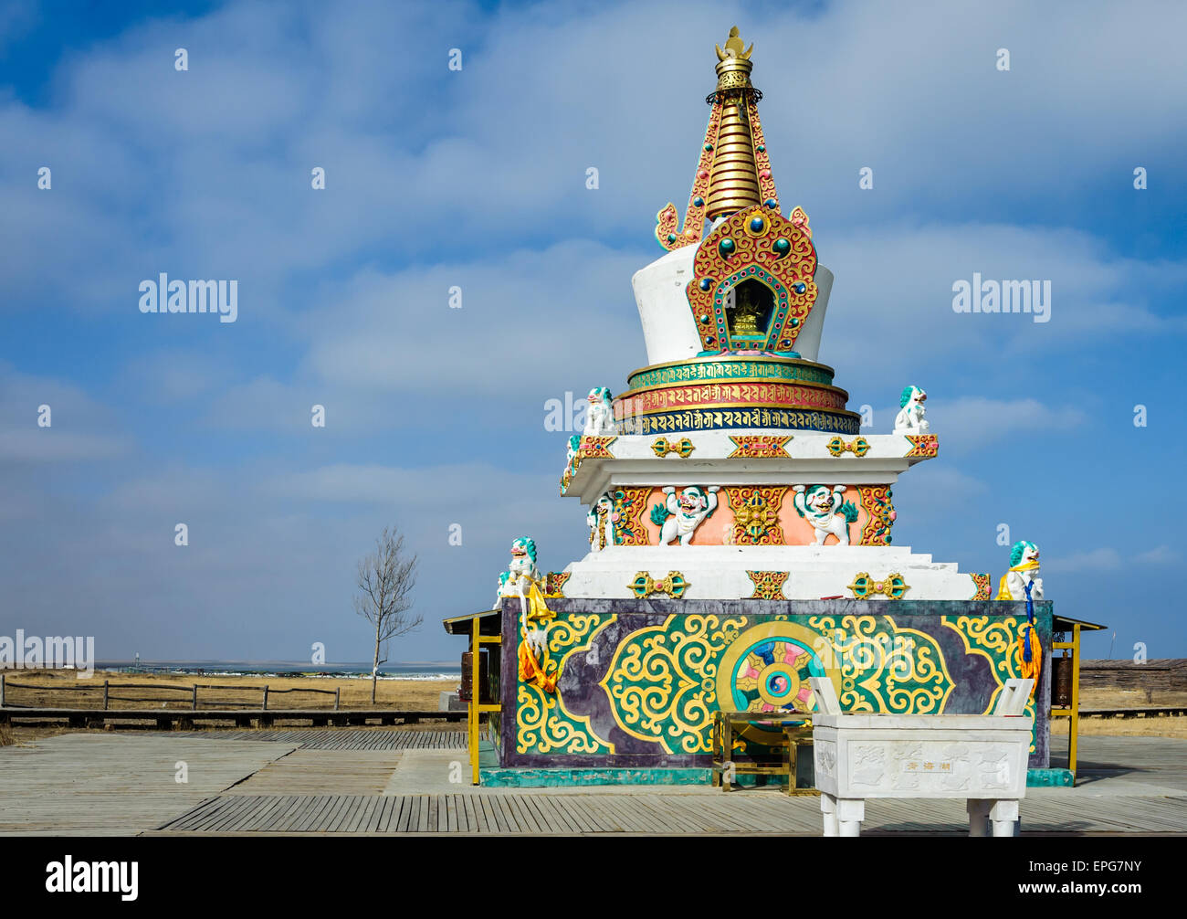 Tibetische Stupa am Qinghai-See in der Provinz Qinghai wo eine große Anzahl von tibetischen live. Stockfoto