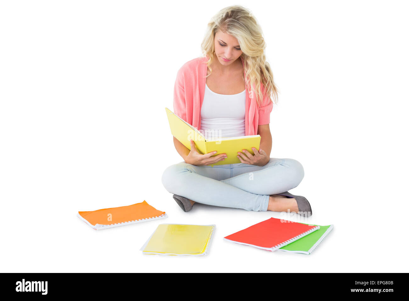 Hübsche junge blonde sitzen und studieren Stockfoto