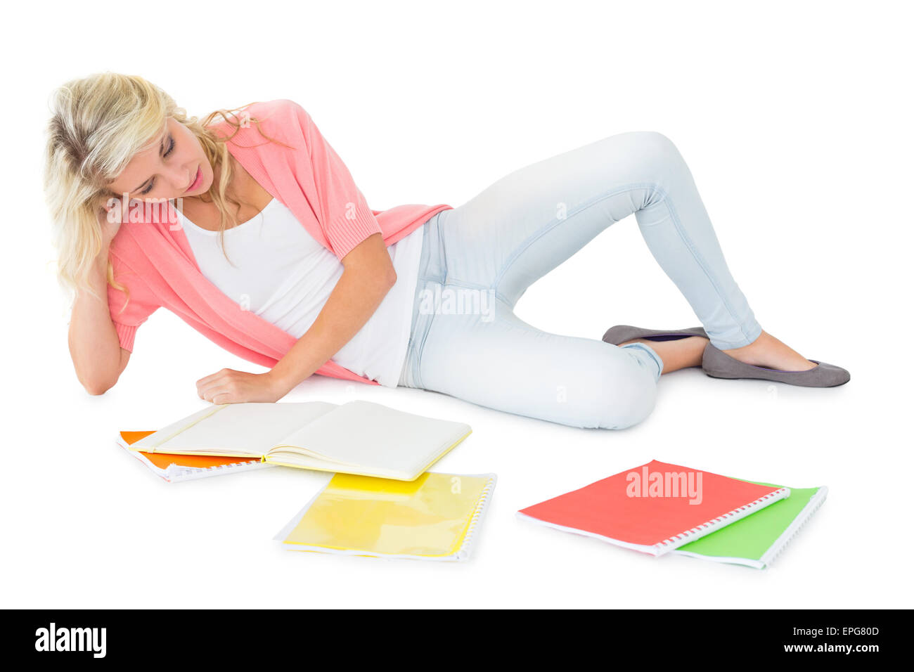 Hübsche junge blonde liegend und Studium Stockfoto