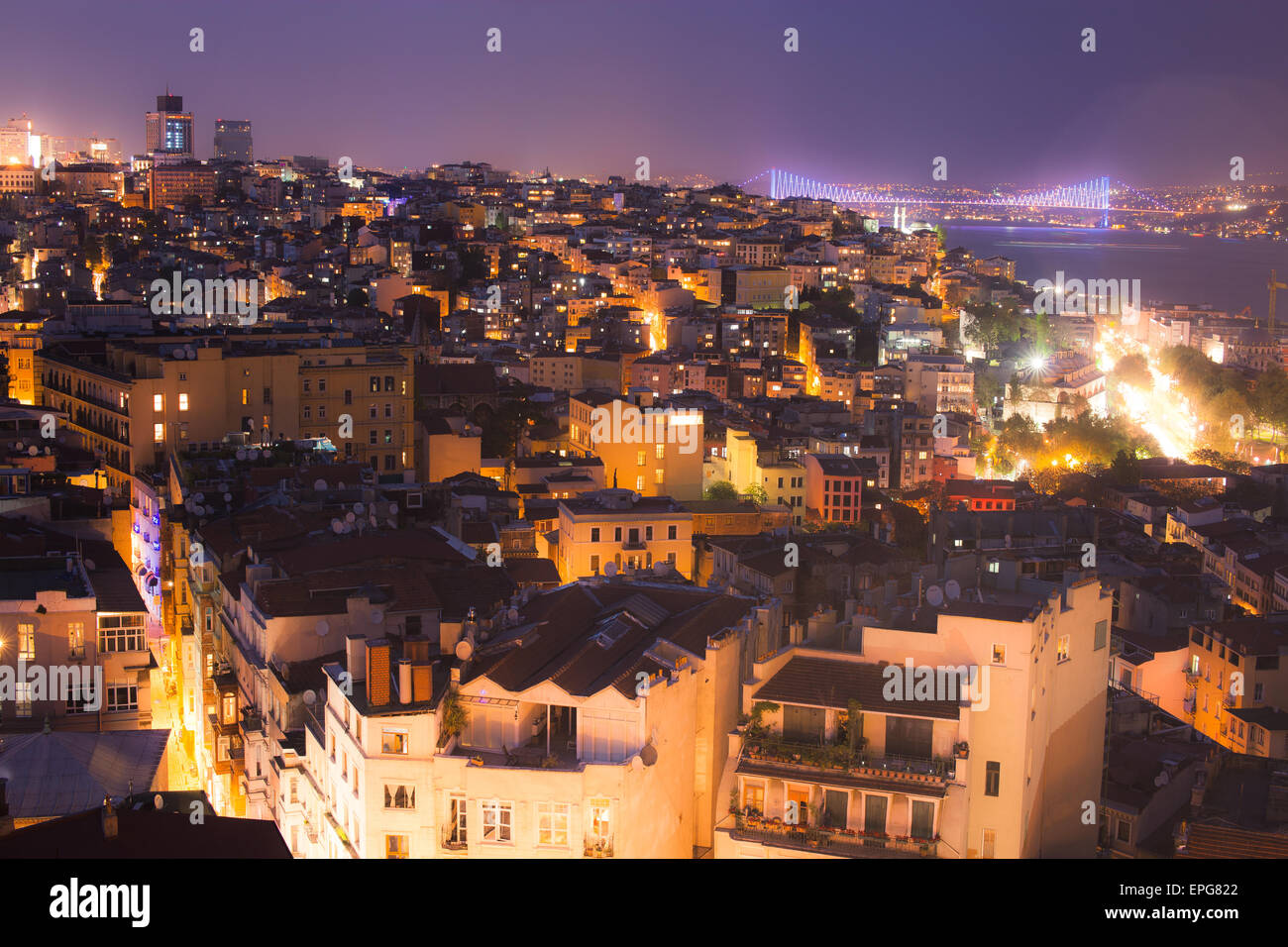 Nacht-Skyline von Istanbul, Türkei Stockfoto