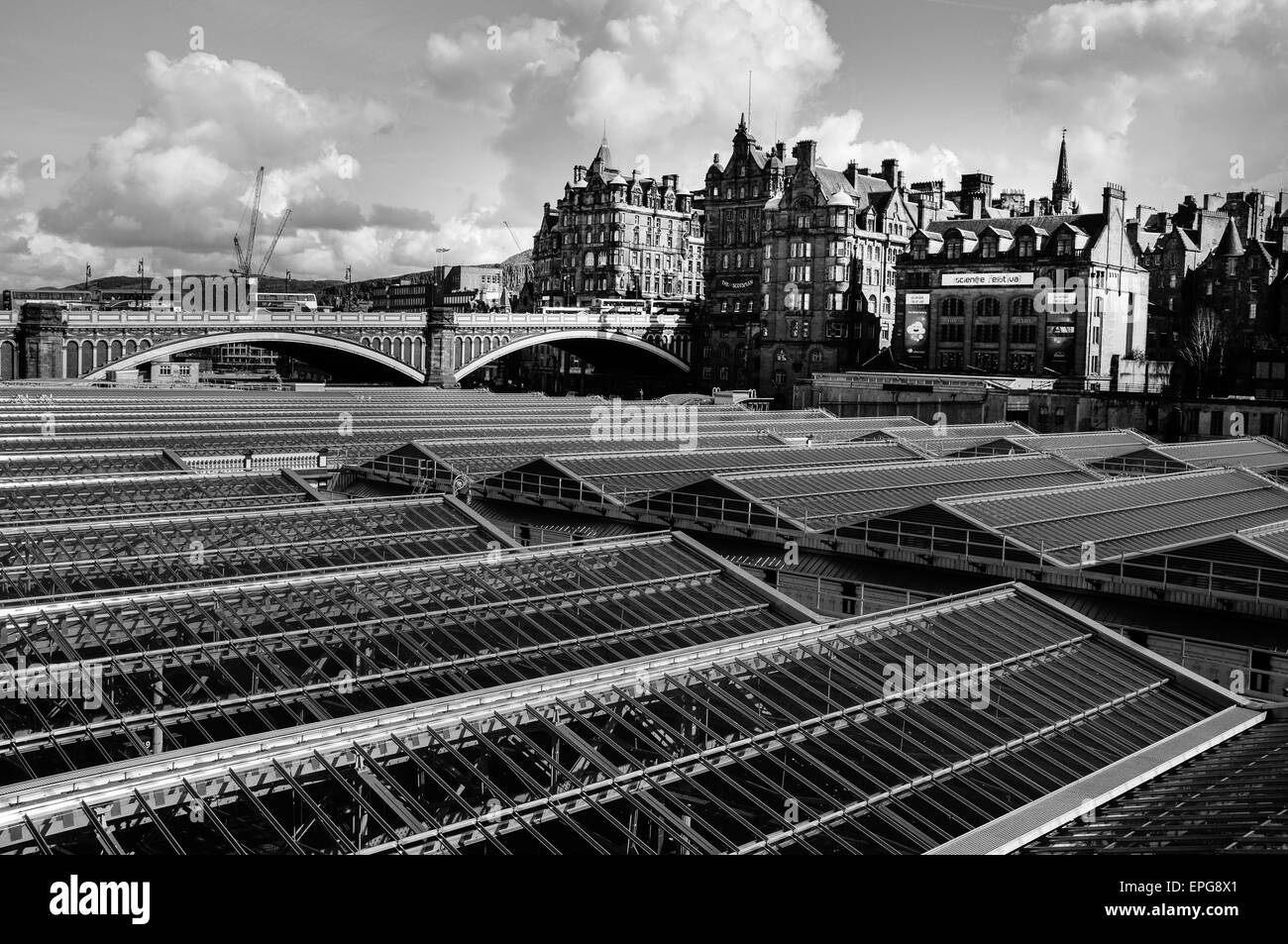 Edinburgh Waverly Bahnhof an einem sonnigen Tag. Stockfoto