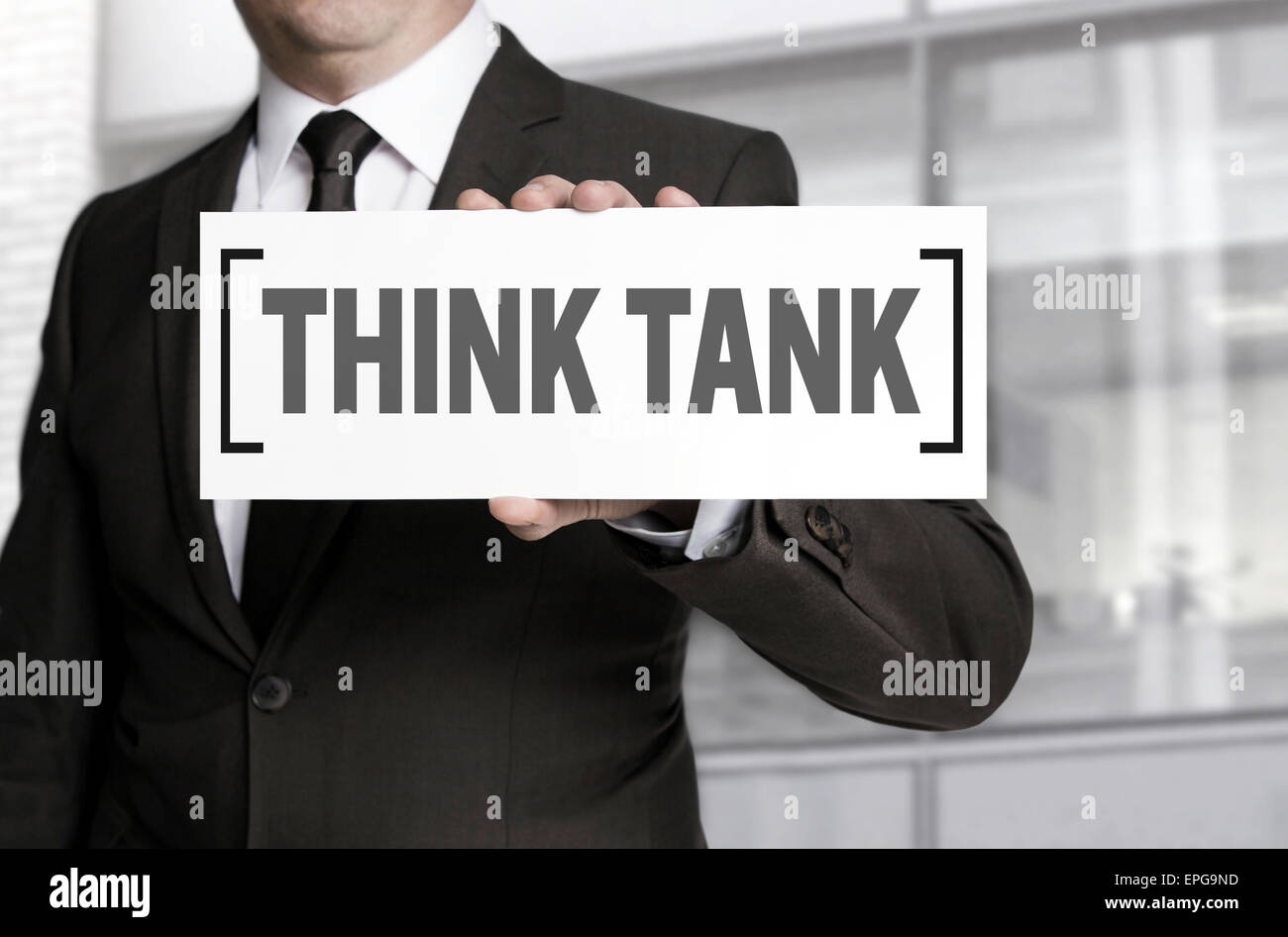 Think Tank Schild hält Geschäftsmann. Stockfoto