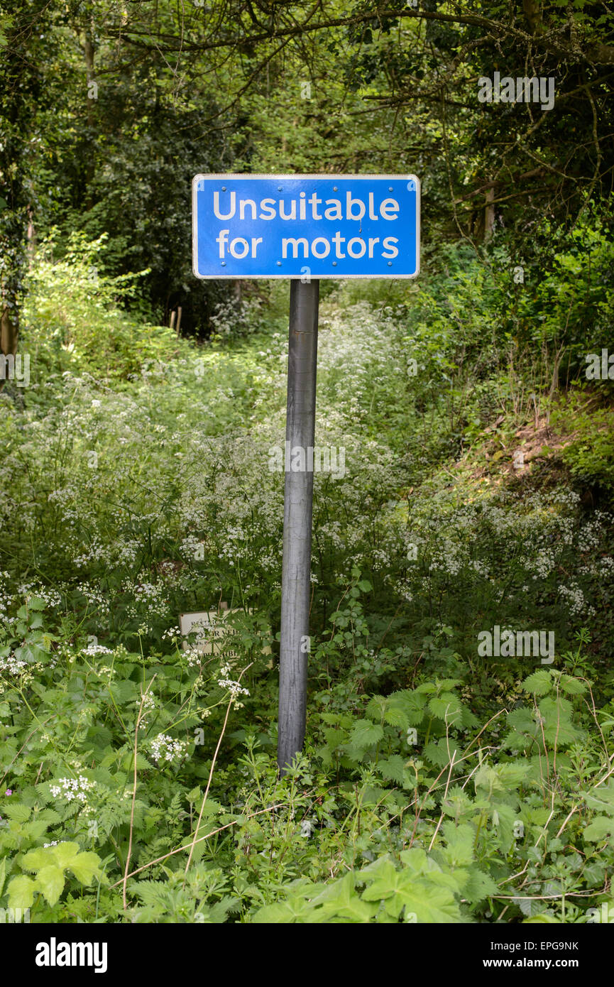 Eine ungeeignete für Motoren-Schild am Eingang zu einem überwucherten Landstraße in ländlichen Oxfordshire, England, UK Stockfoto