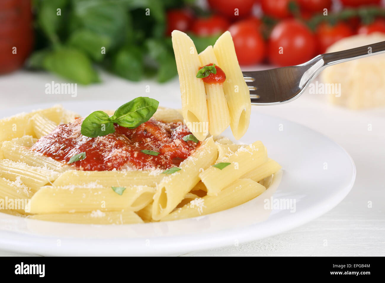 Penne Rigate Napoli Mit Tomaten Sauce Nudeln Pasta Essen Mit Gabel Stockfoto