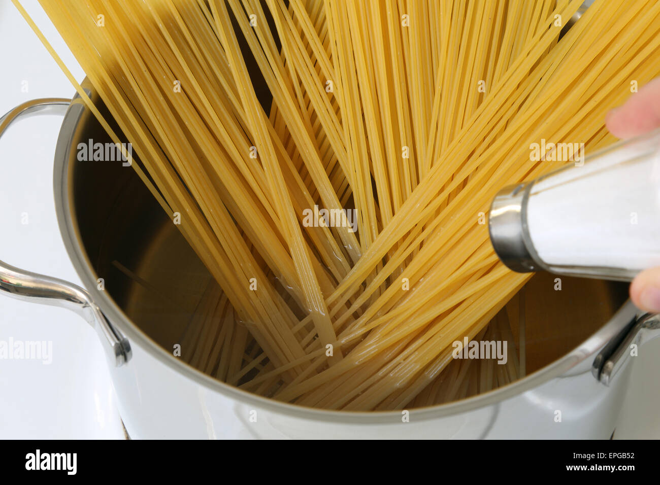 Spaghetti Nudeln Pasta Kochen: Wasser Im Topf Salzen Stockfotografie - Alamy