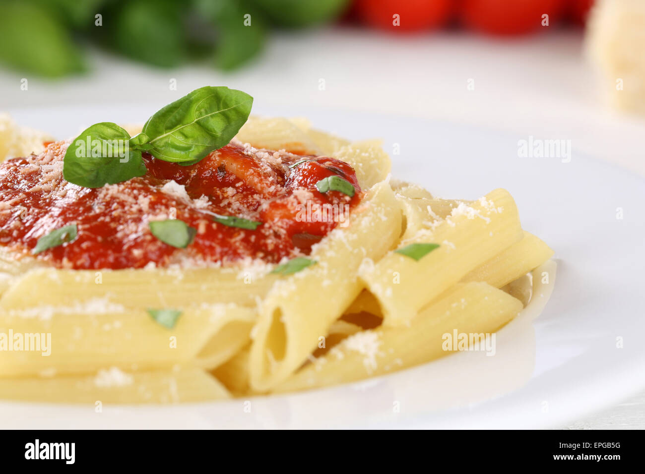 Rigate Nudeln Napoli Mit Tomaten Sauce Pasta Gericht Mit Basilikum Stockfoto