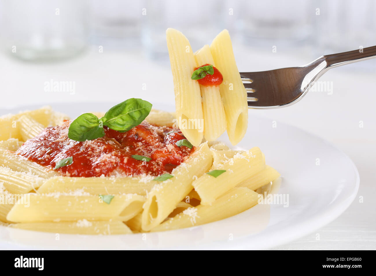 Nudeln Essen Rigate Napoli Mit Tomaten Sauce Nudeln Zerlett Auf Gabel Stockfoto