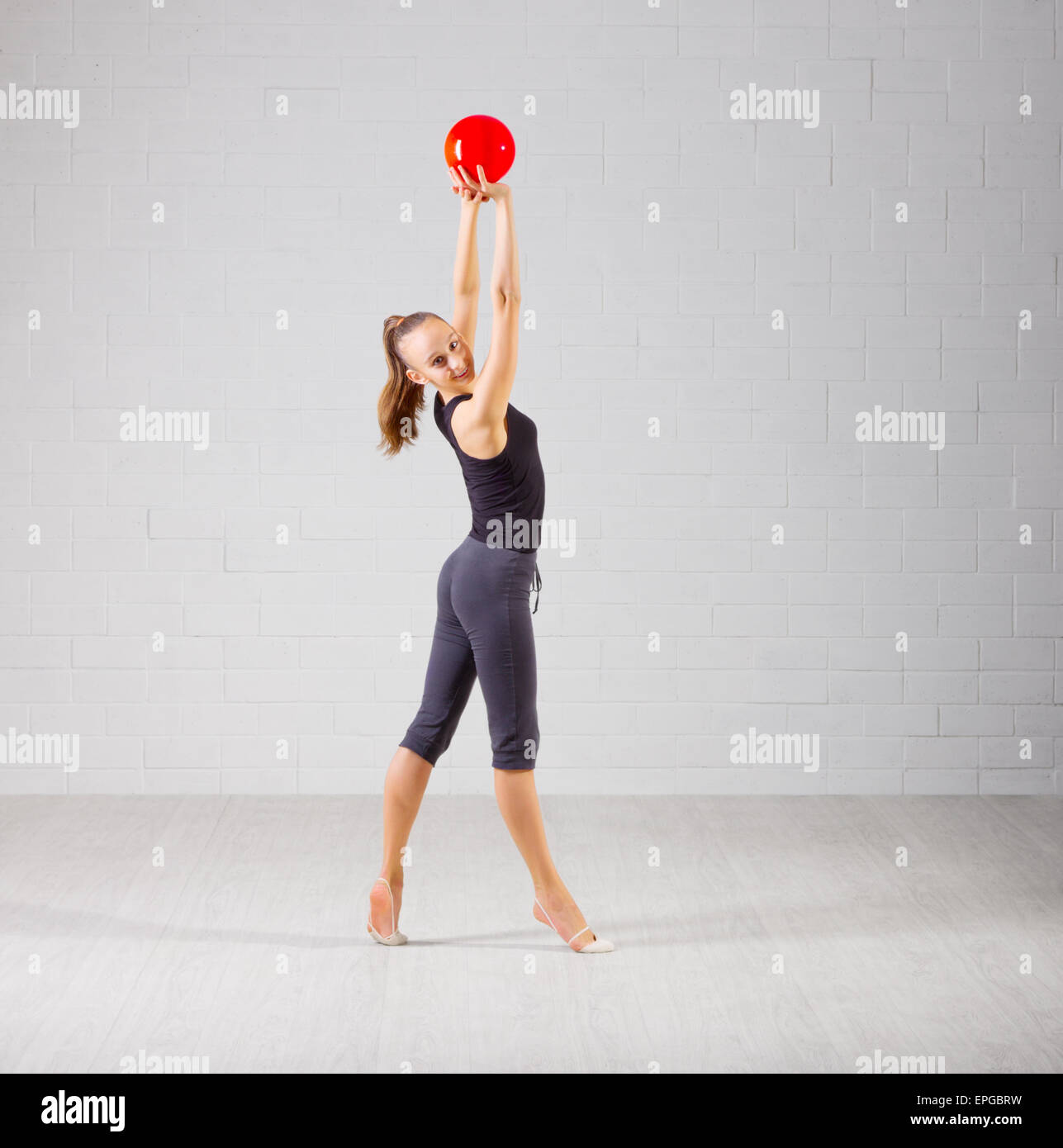 Junges Mädchen beschäftigt sich mit Kunstturnen Stockfoto