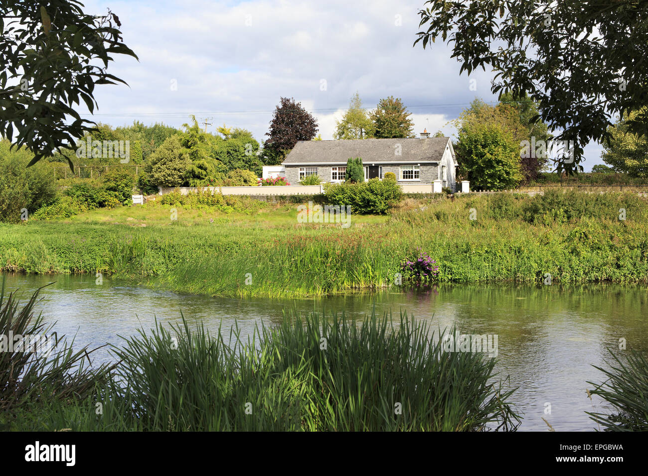 Haus am Ufer des Flusses Suir. Stockfoto