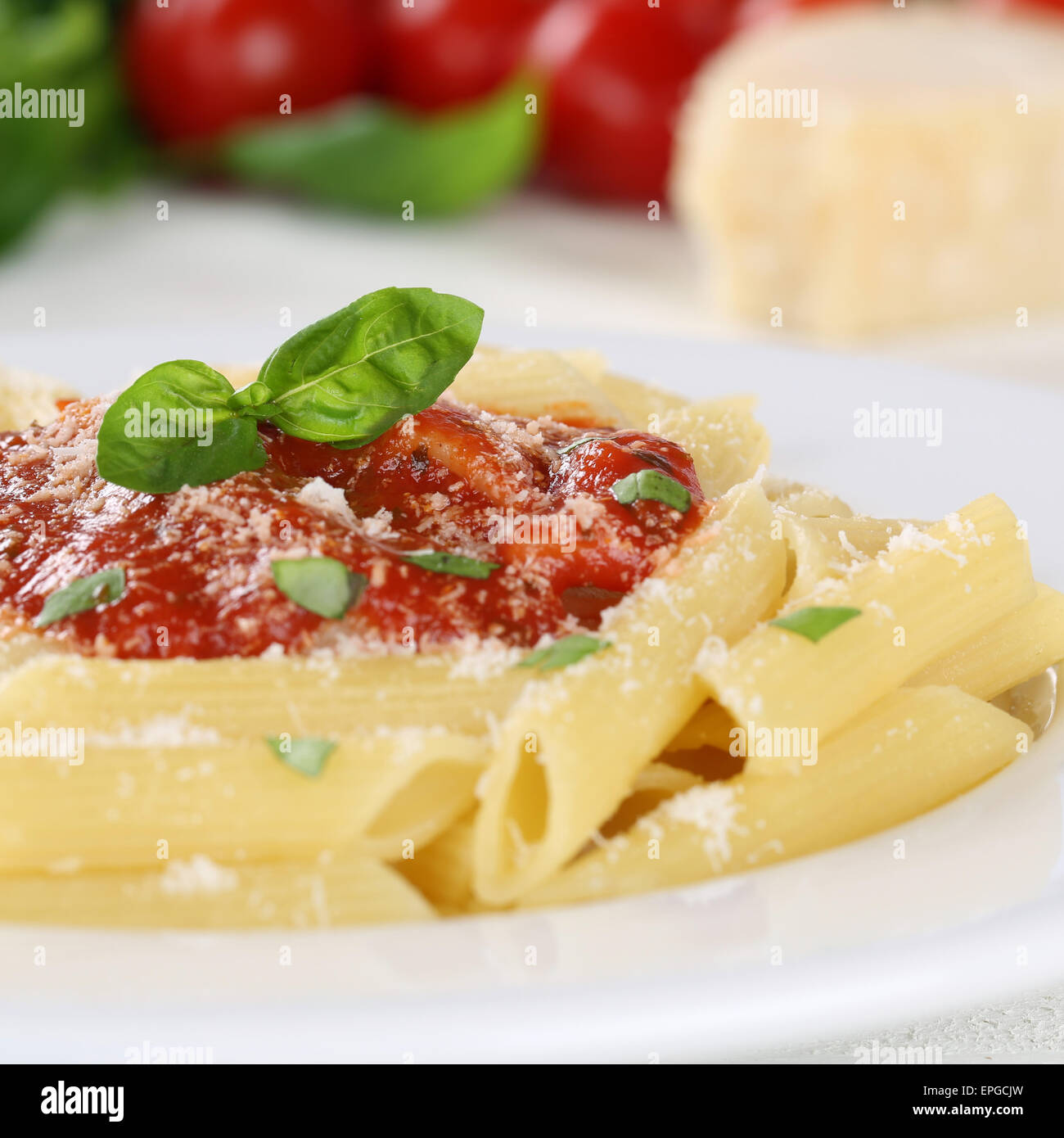 Nudeln Mit Tomaten Napoli Sauce Pasta Gericht Mit Basilikum Auf Teller Stockfoto