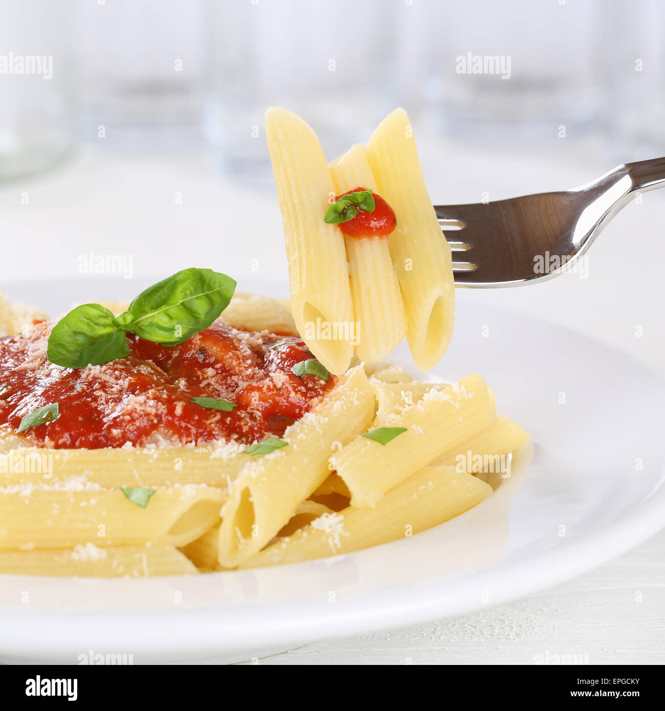 Nudeln Essen Rigate Napoli Mit Tomaten-Sauce Auf Gabel Stockfoto