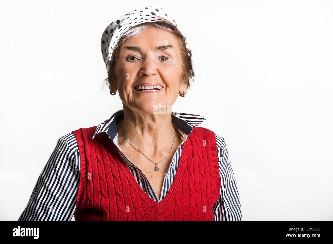 Studioportrait von 83 alte suchen gute weiße senior Frau auf weißem Hintergrund Stockfoto