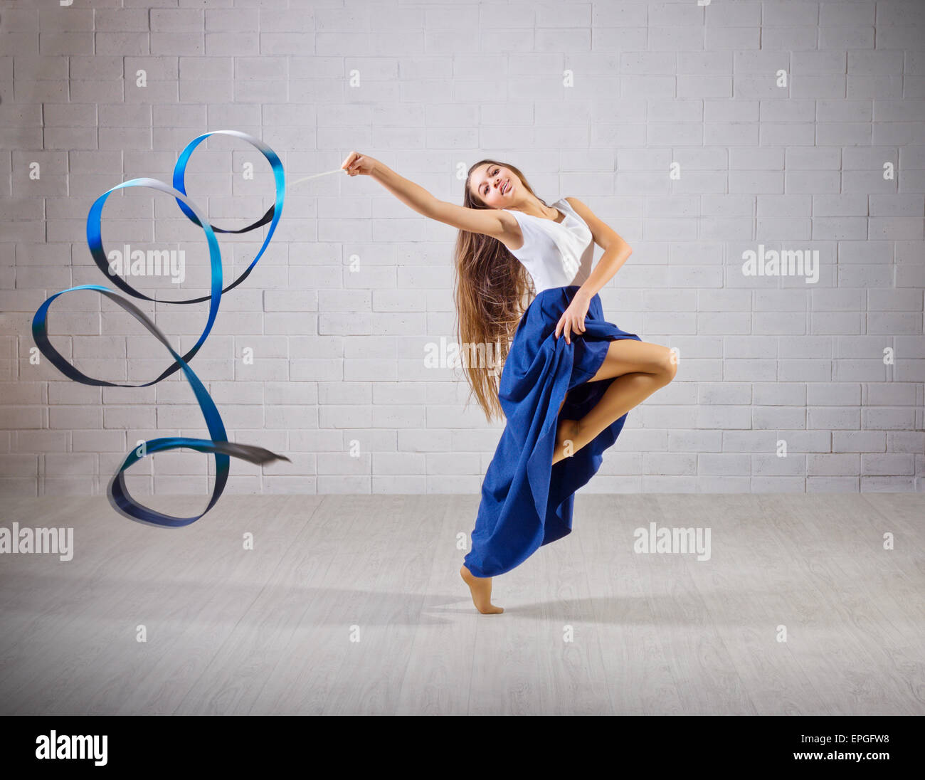 Junges Mädchen beschäftigt sich mit Kunstturnen Stockfoto