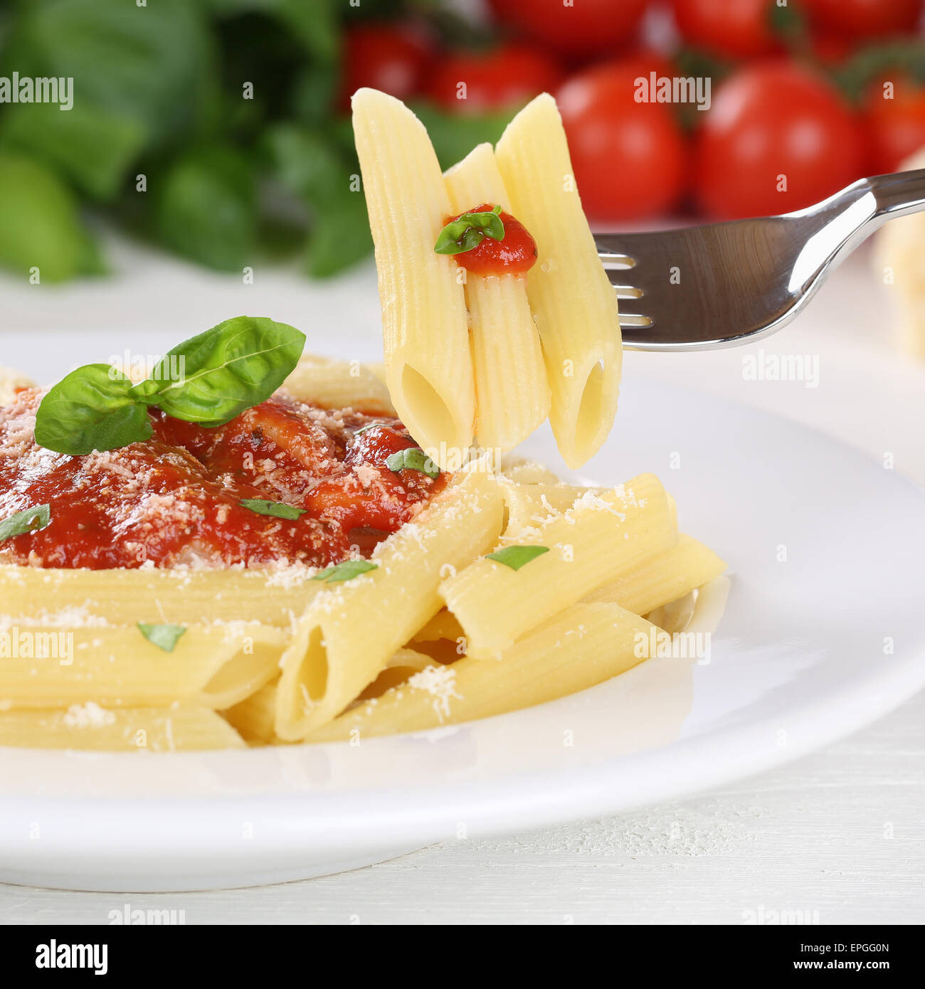 Rigate Nudeln Mit Tomaten Napoli Soße Nudeln Essen Mit Gabel Stockfoto
