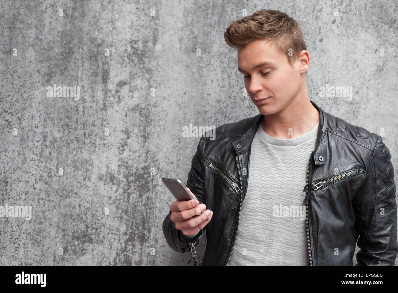 Lässige jungen Kerl mit Smartphone Stockfoto