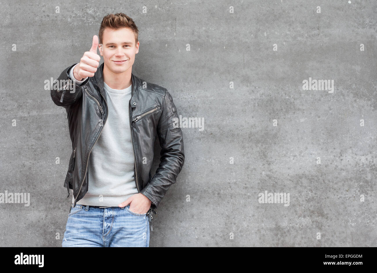 Lässige jungen Kerl zeigt Daumen nach oben Stockfoto